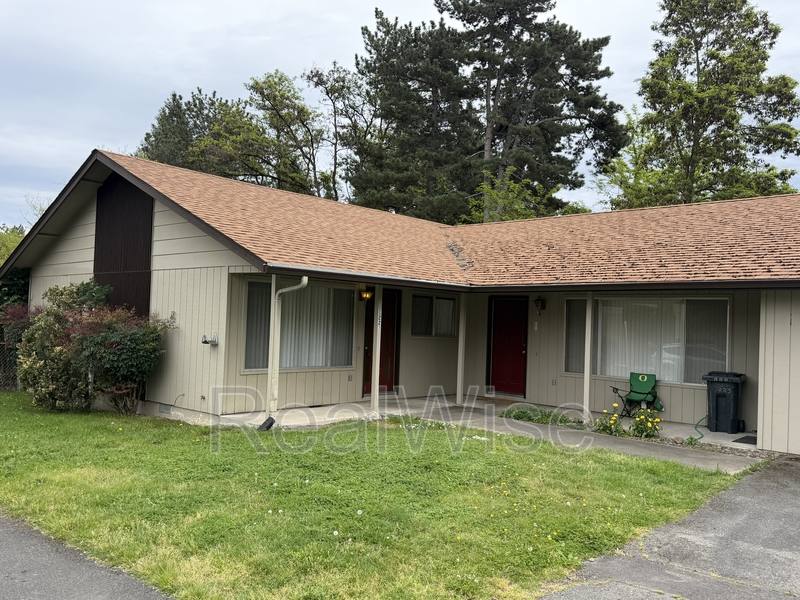 Apartment for rent at 1223 NW Highland Ave #B, Grants Pass, OR 97526