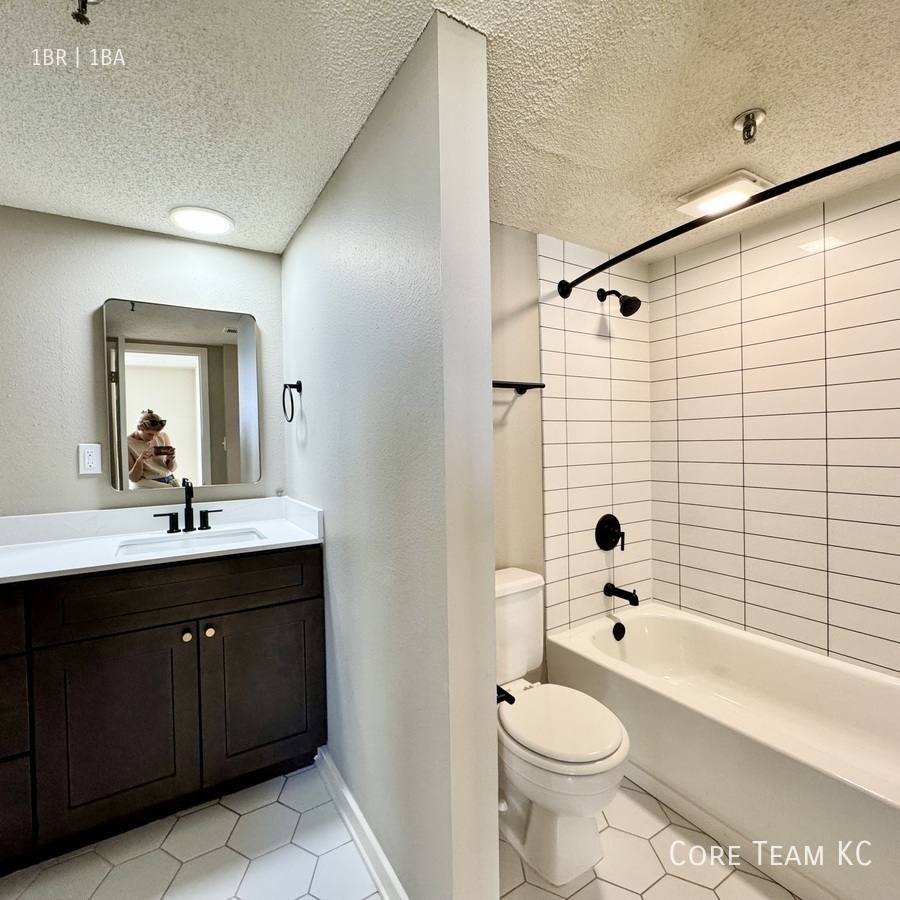 Apartment for rent at 235 Ward Parkway, Kansas City, MO 64111