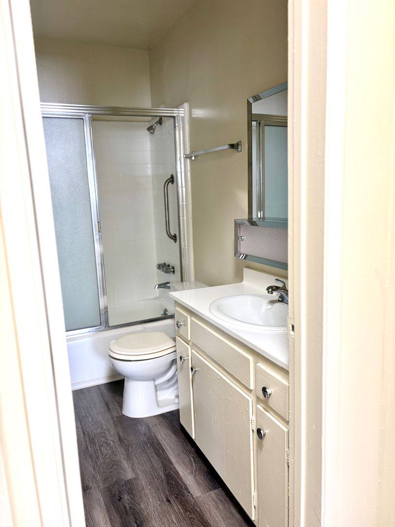 Apartment for rent at 7533 Lexington Ave, Los Angeles, CA 90046