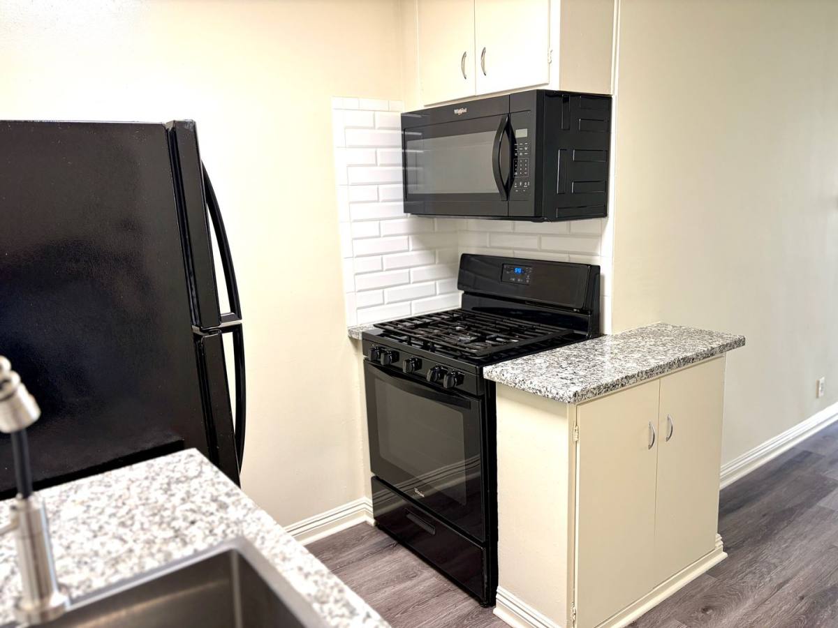 Apartment for rent at 7533 Lexington Ave, Los Angeles, CA 90046