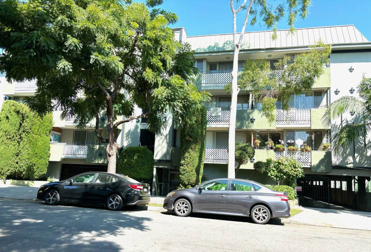 Apartment for rent at 7533 Lexington Ave, Los Angeles, CA 90046