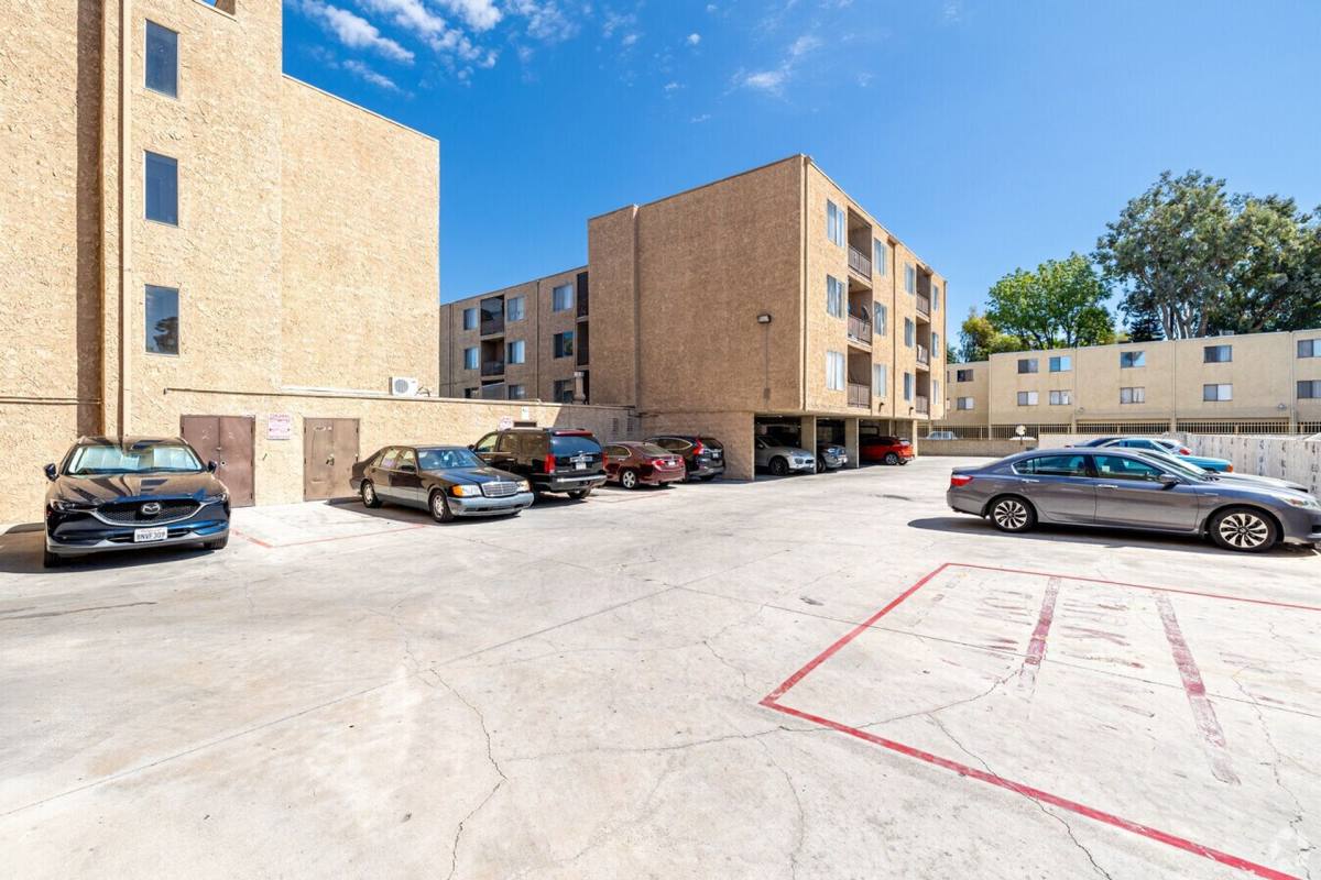 Apartment for rent at 19050 Sherman Way, Reseda, CA 91335