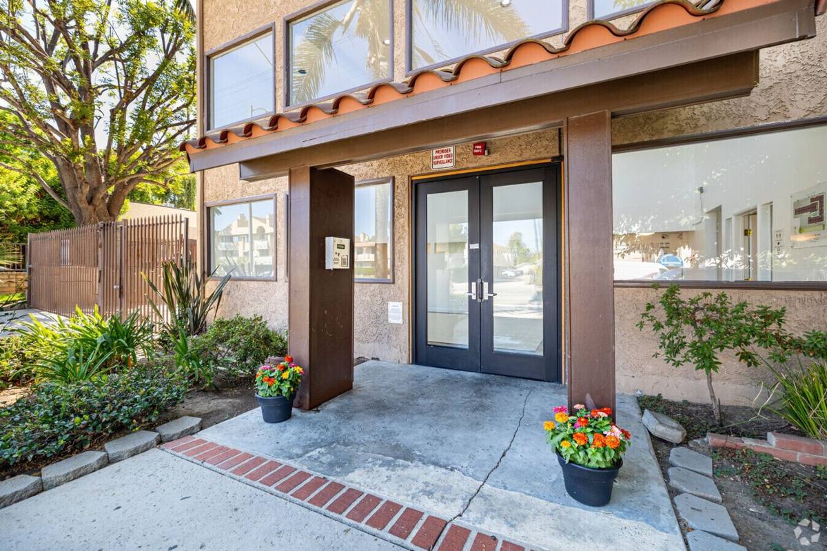 Apartment for rent at 19050 Sherman Way, Reseda, CA 91335