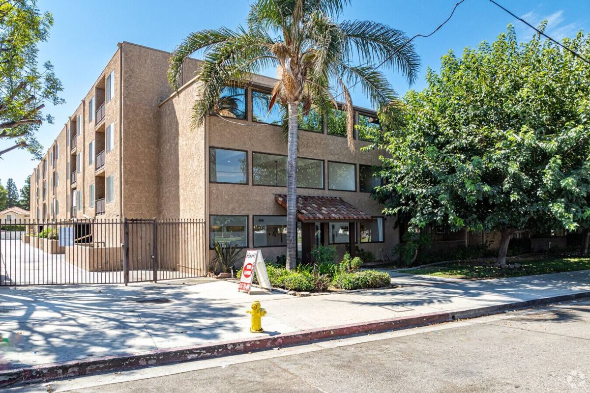 Apartment for rent at 19050 Sherman Way, Reseda, CA 91335
