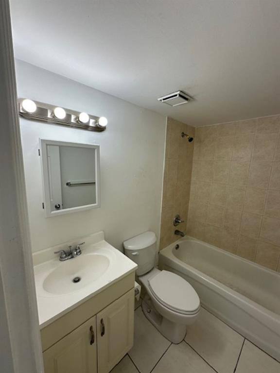 Apartment for rent at 1095 W 77th St #210, Hialeah, FL 33014