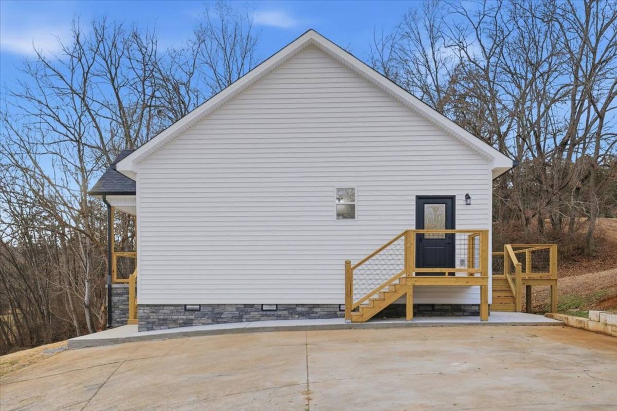 House for rent at 939 Nichols Rd, Dandridge, TN 37725