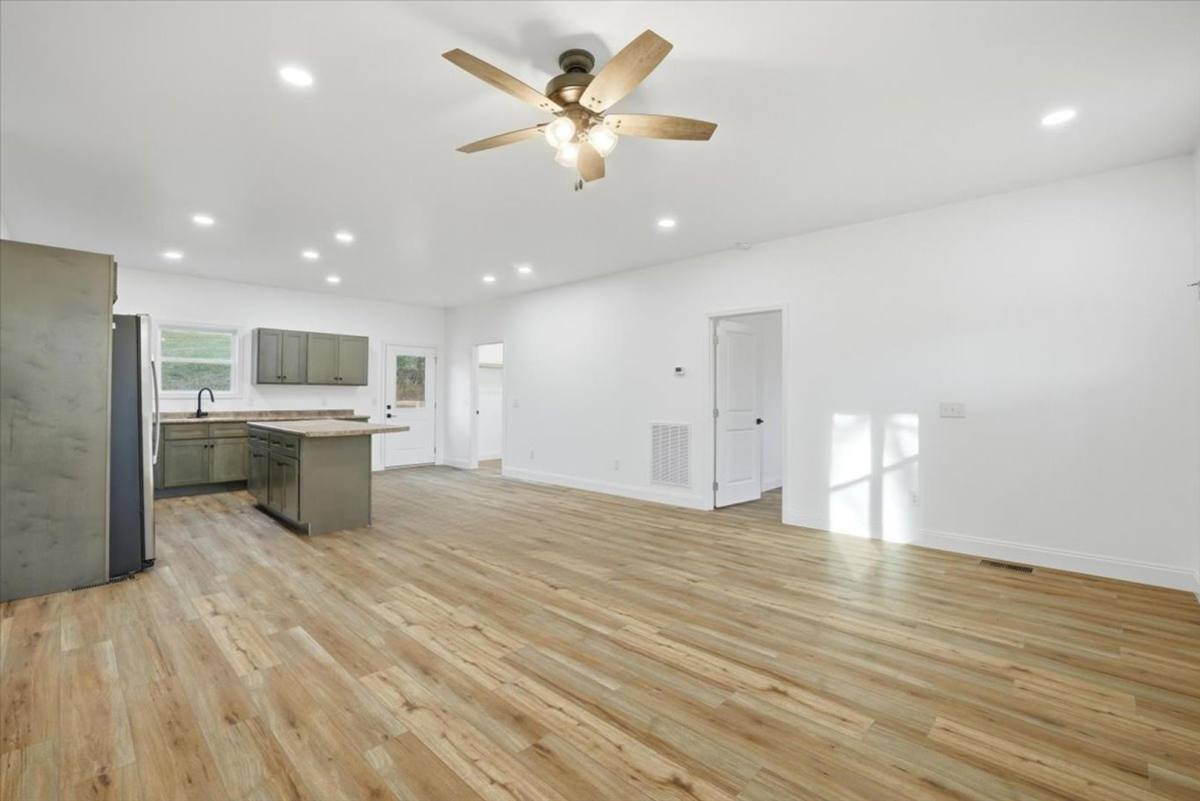 House for rent at 939 Nichols Rd, Dandridge, TN 37725