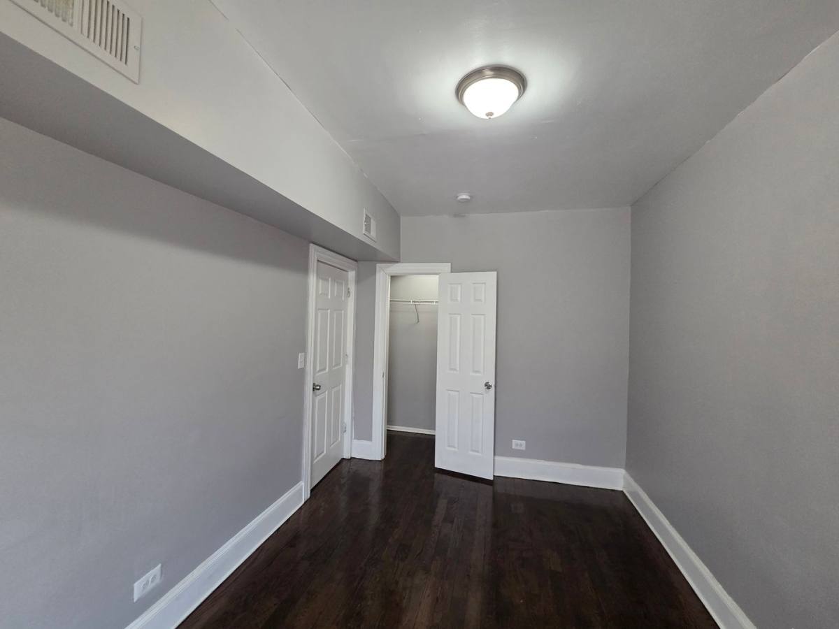 Apartment for rent at 435 E 71st St, Chicago, IL 60619