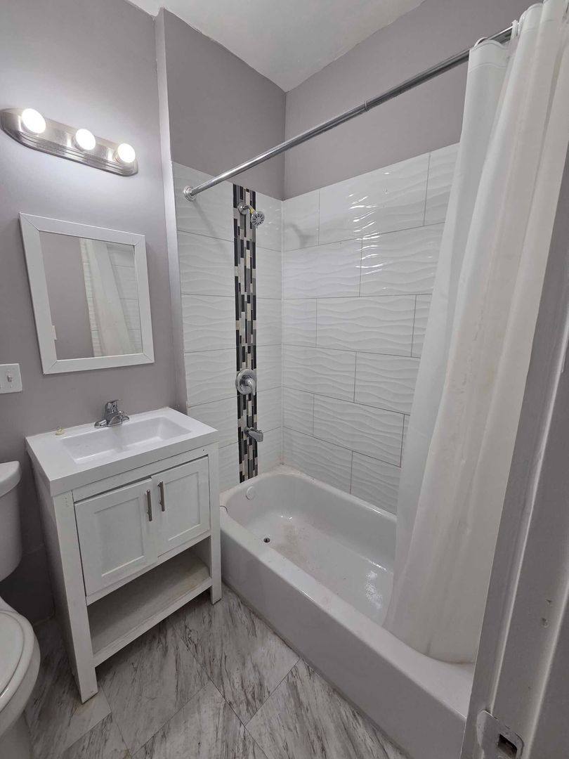 Apartment for rent at 435 E 71st St, Chicago, IL 60619