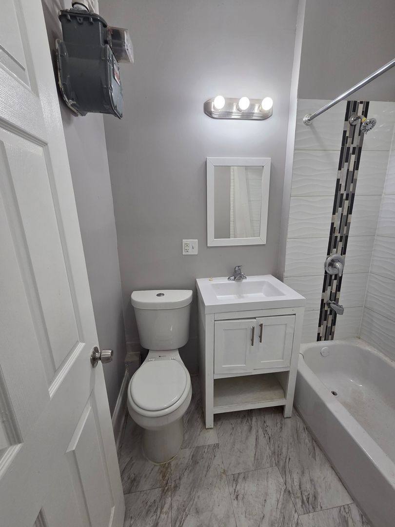 Apartment for rent at 435 E 71st St, Chicago, IL 60619