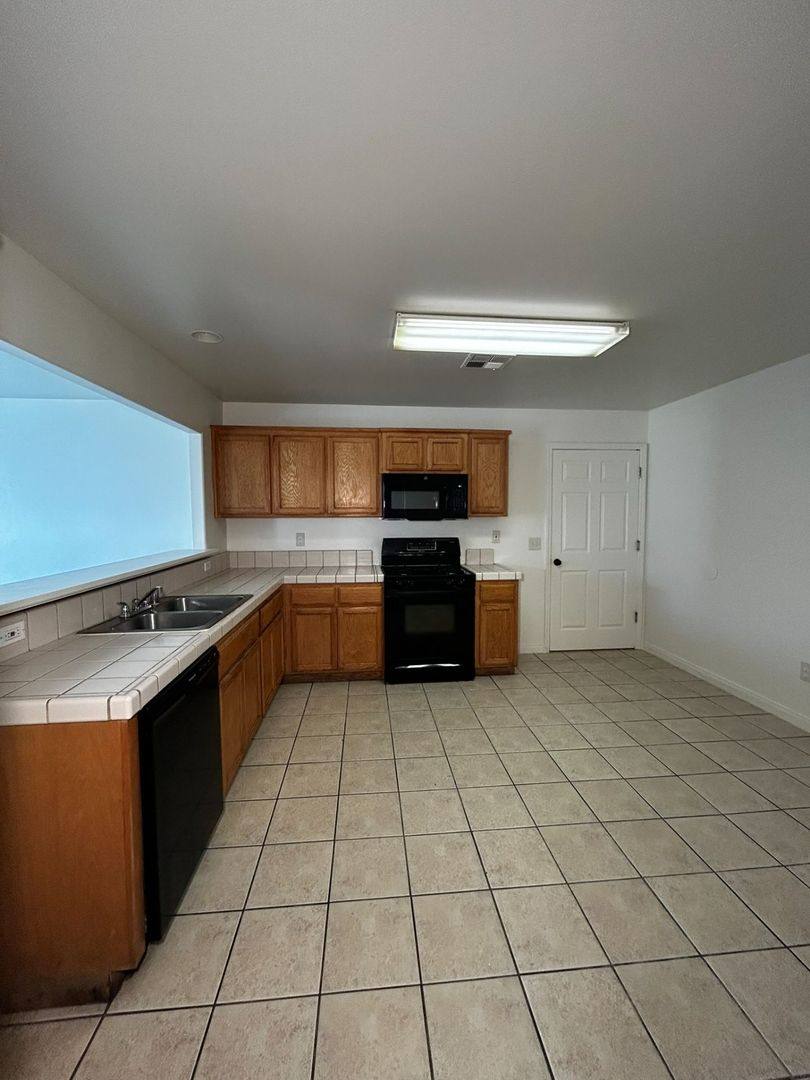 Apartment for rent at 606 Blue Mountain Way, Bakersfield, CA 93308