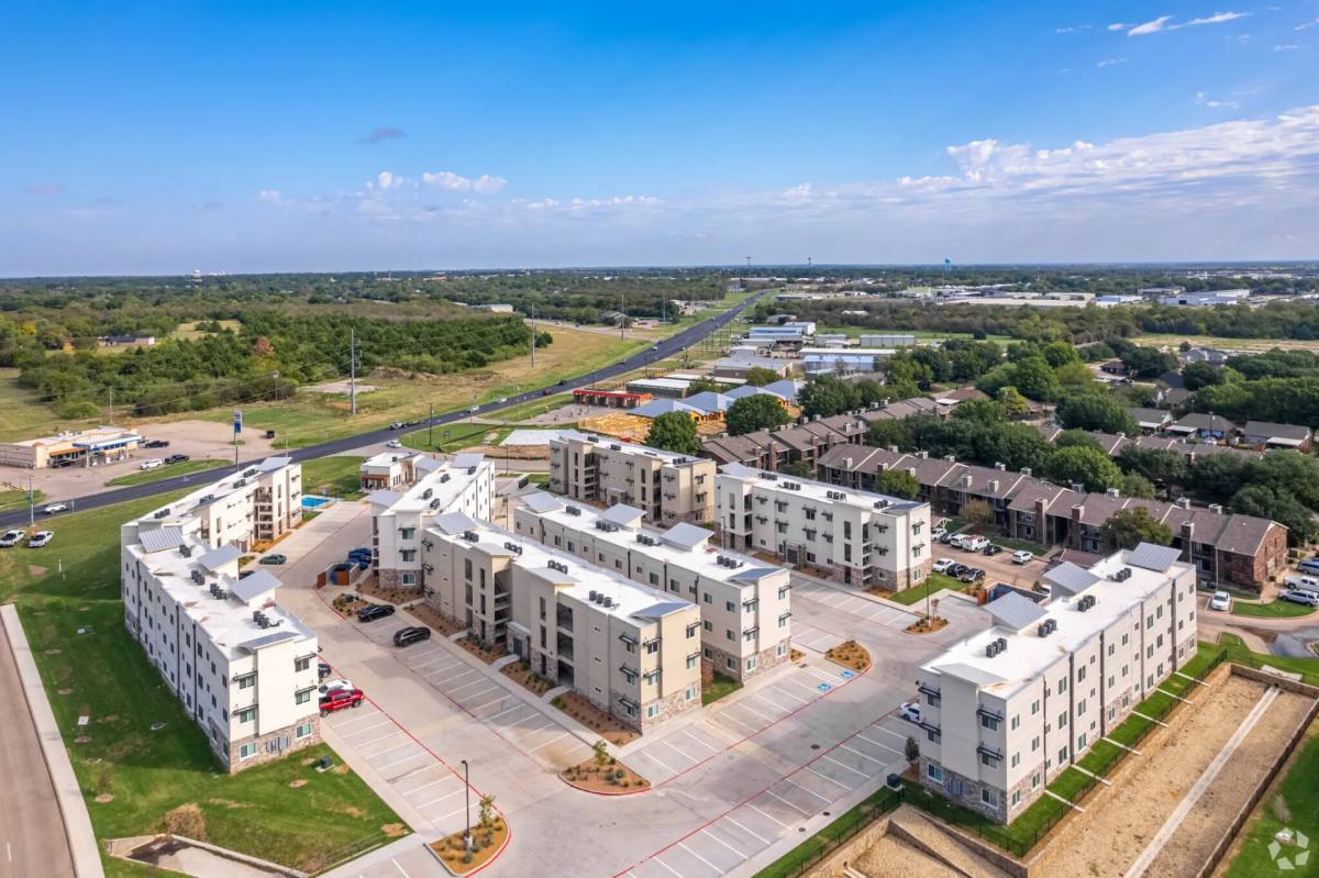 Apartment for rent at 1101 Biloxi Dr, Ennis, TX 75119