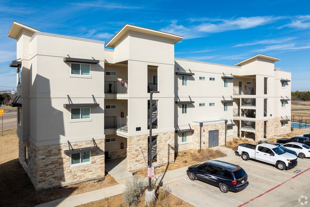 Apartment for rent at 1101 Biloxi Dr, Ennis, TX 75119