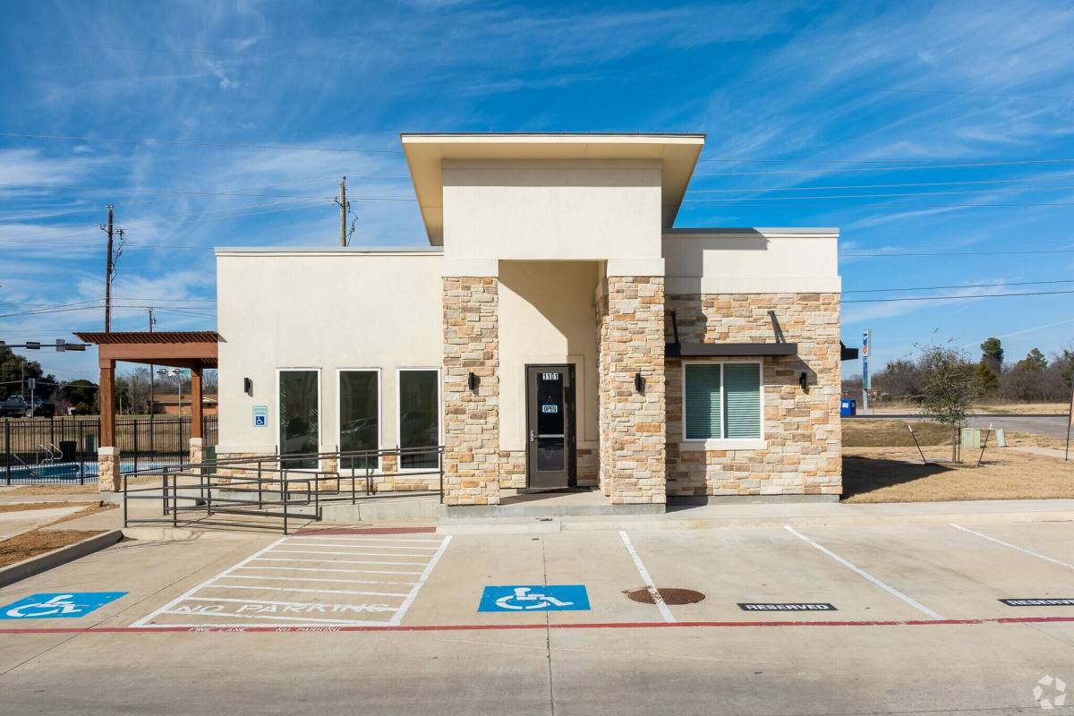 Apartment for rent at 1101 Biloxi Dr, Ennis, TX 75119