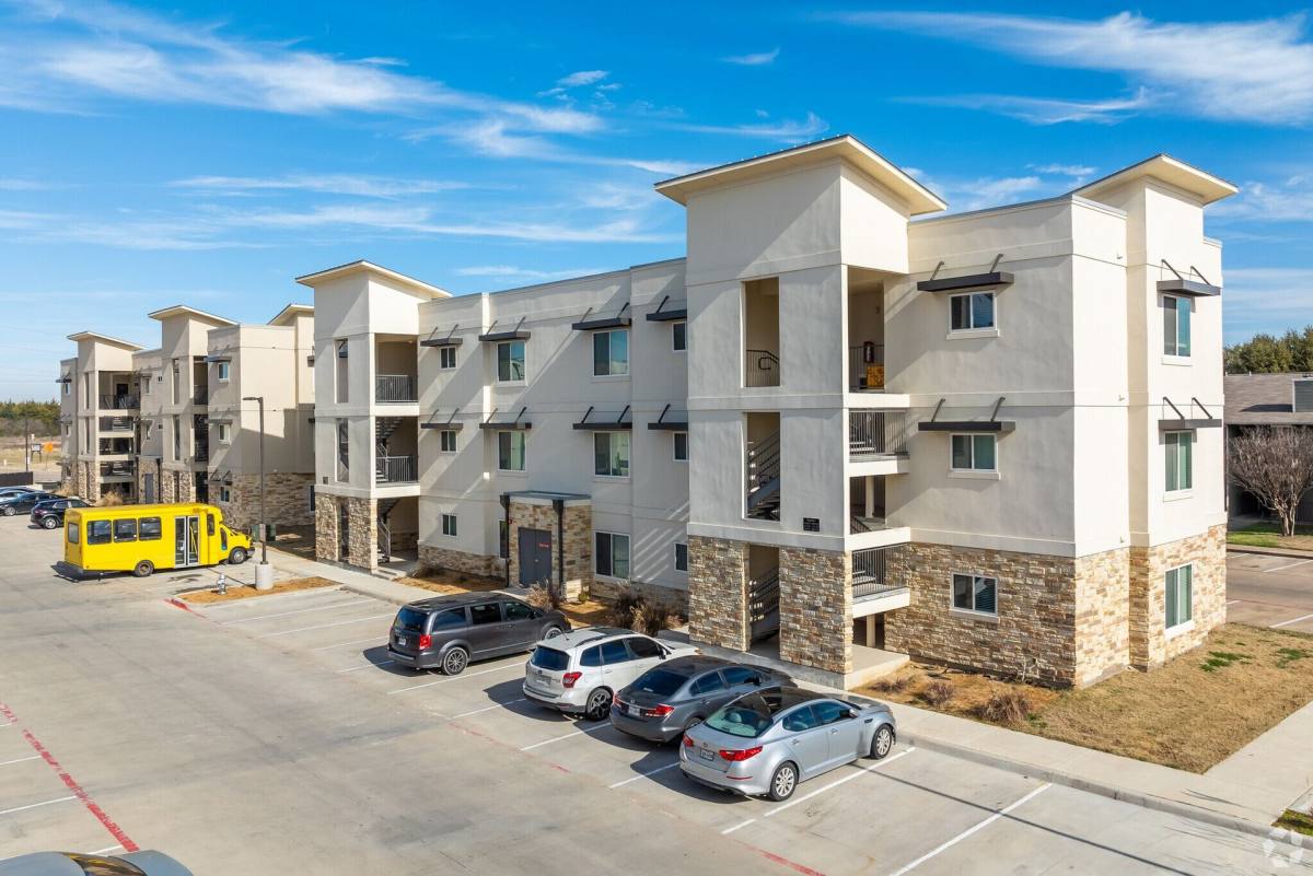 Apartment for rent at 1101 Biloxi Dr, Ennis, TX 75119