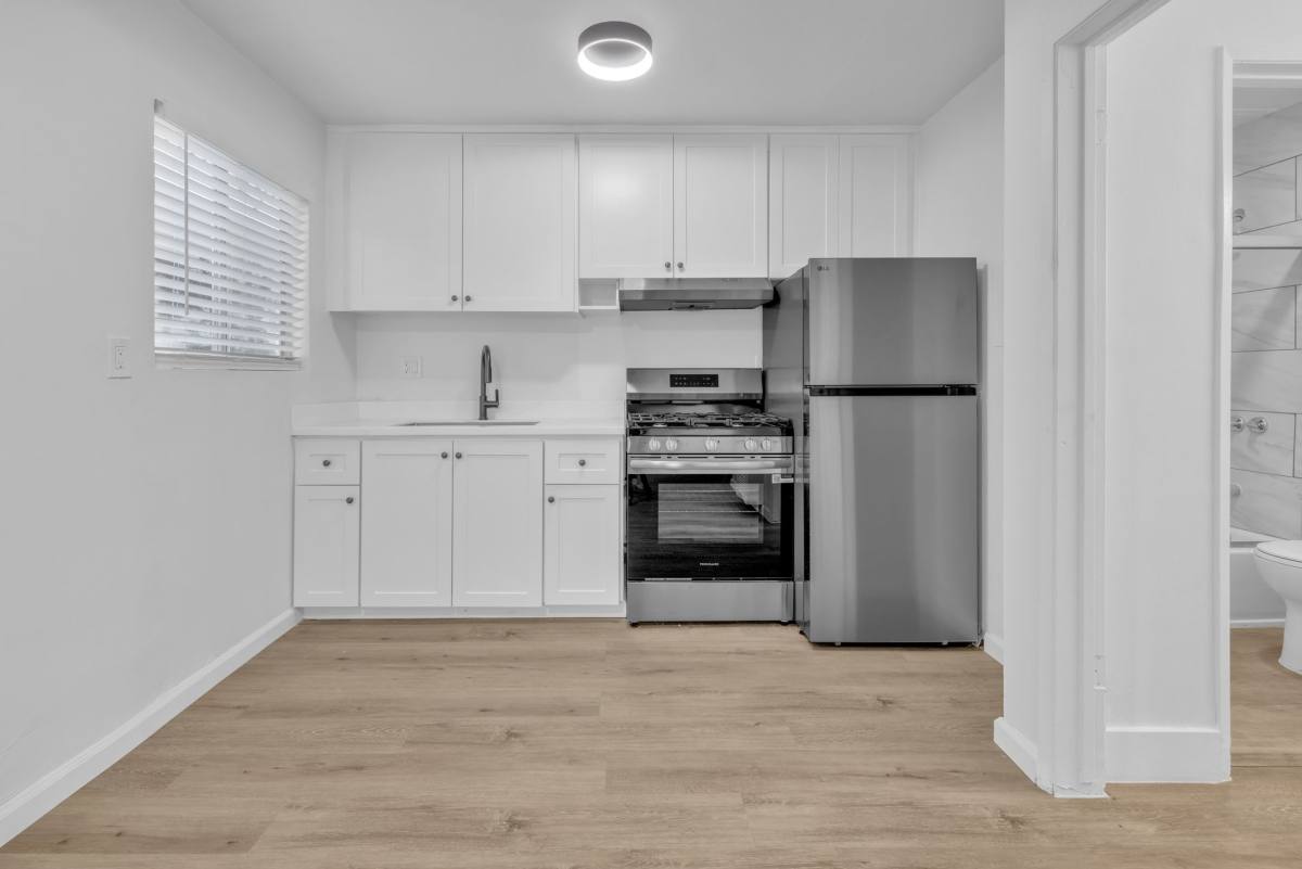 Apartment for rent at 11921 Lakewood Blvd, Downey, CA 90241