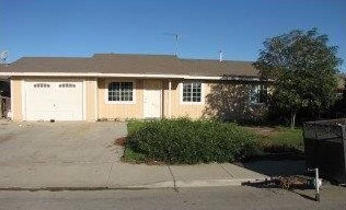 House for rent at 1090 Pinnacles Ave, Greenfield, CA 93927