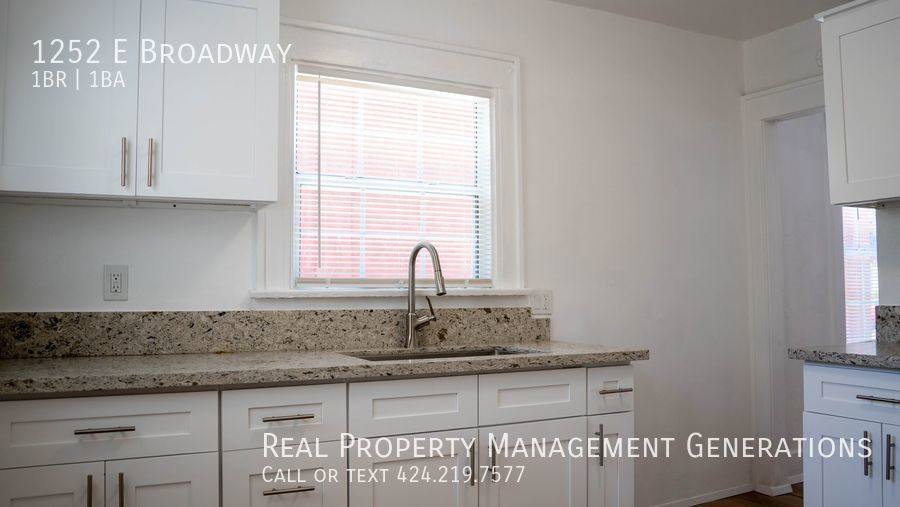 Apartment for rent at 1252 E Broadway, Long Beach, CA 90802