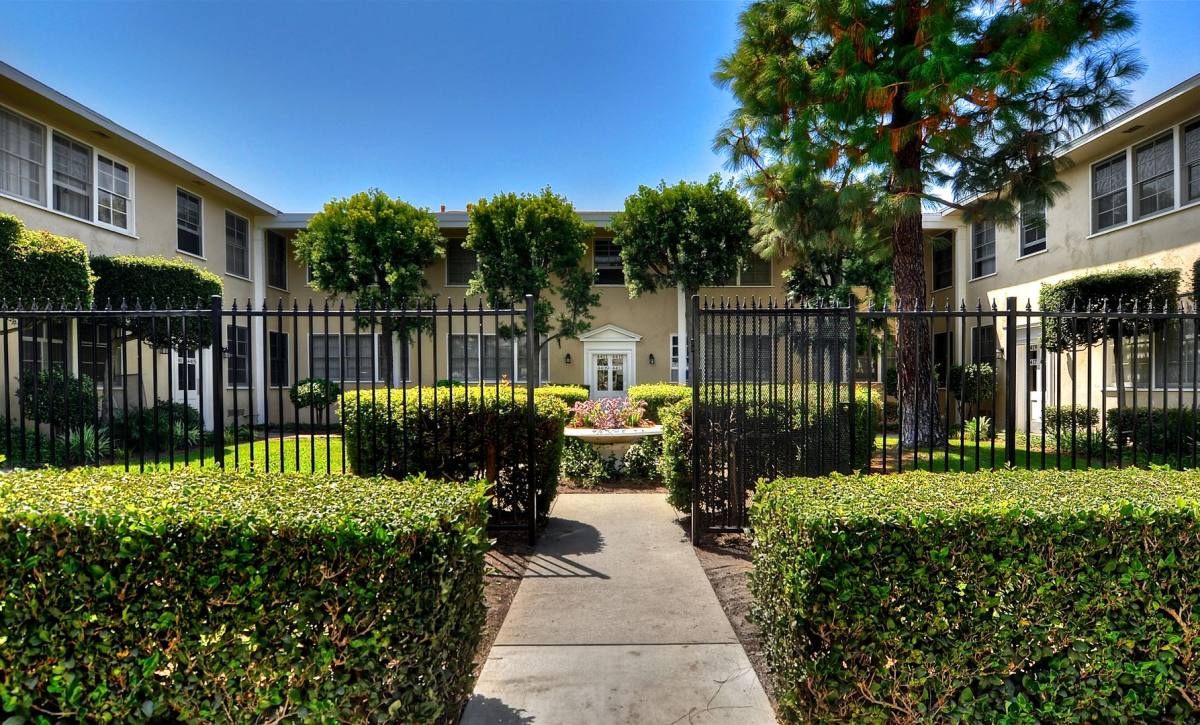 Apartment for rent at 4401-4467 Le Park Dr, Long Beach, CA 90807
