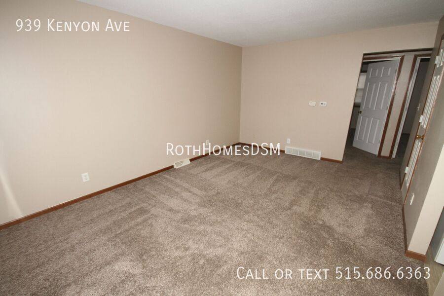 Apartment for rent at 939 Kenyon Ave, Des Moines, IA 50315