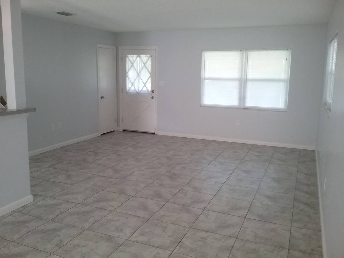 House for rent at 1401 E Crooked Lake Dr, Eustis, FL 32726