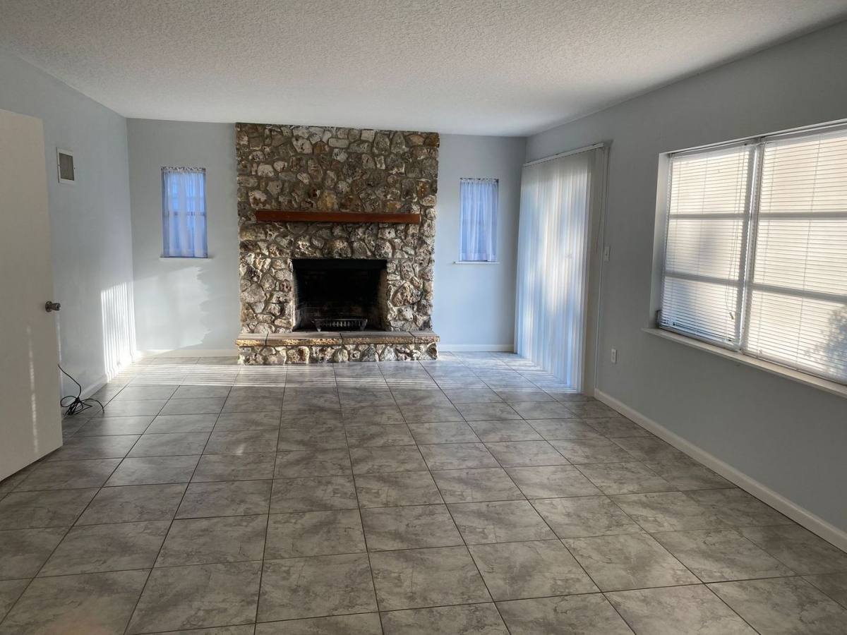 House for rent at 1401 E Crooked Lake Dr, Eustis, FL 32726