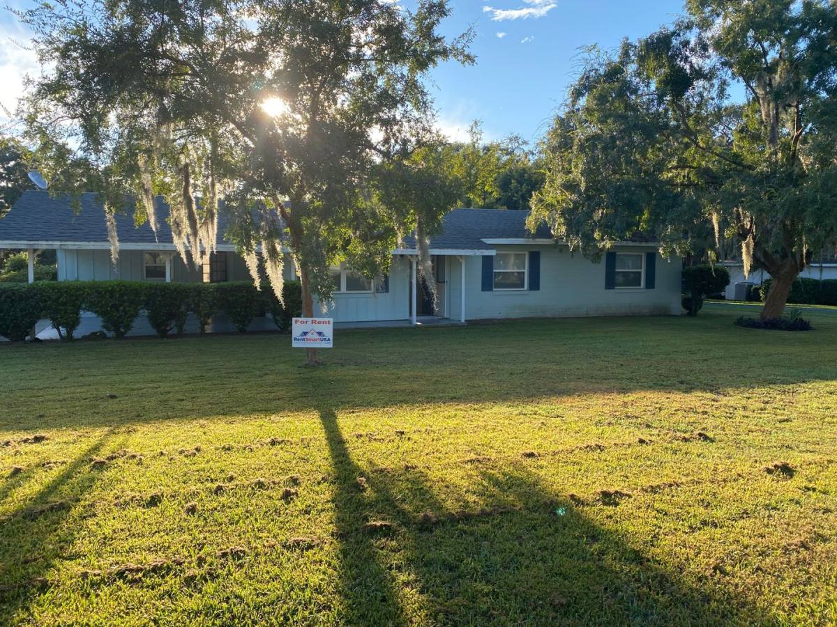 House for rent at 1401 E Crooked Lake Dr, Eustis, FL 32726