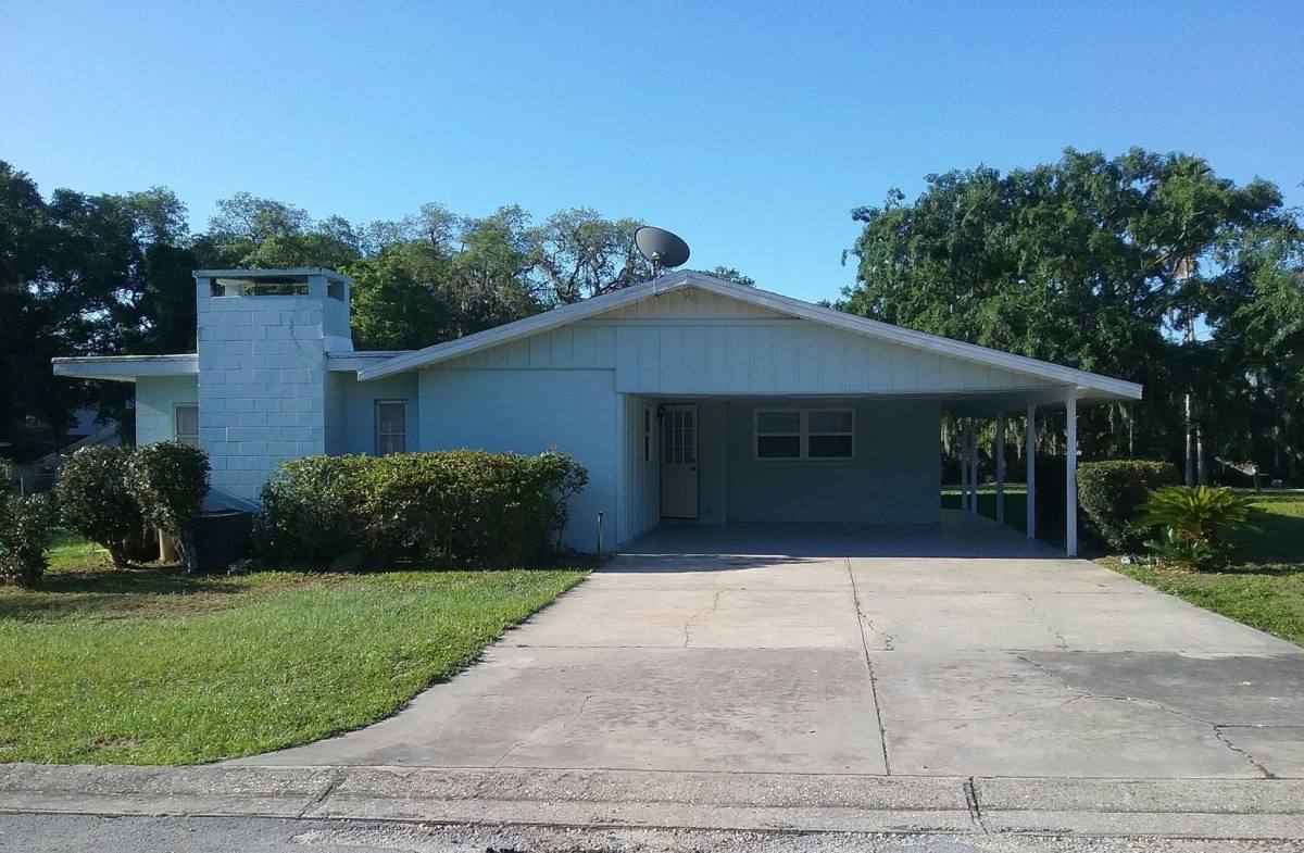 House for rent at 1401 E Crooked Lake Dr, Eustis, FL 32726