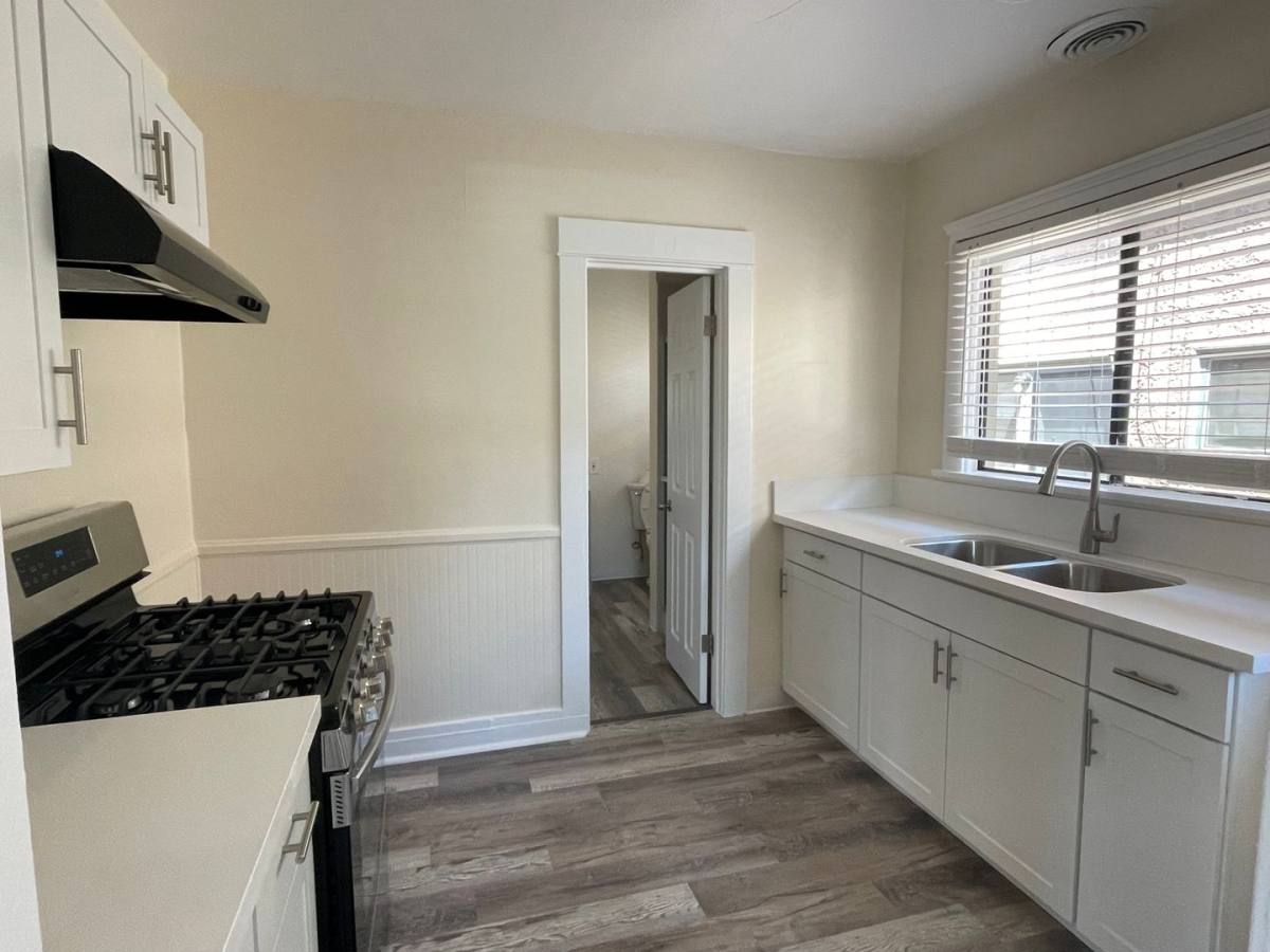 Apartment for rent at 431 Rose Ave, Long Beach, CA 90802