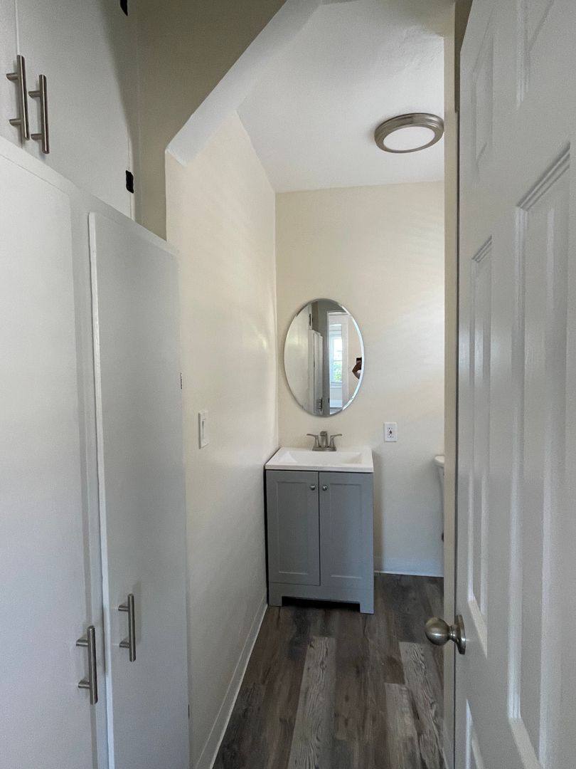 Apartment for rent at 431 Rose Ave, Long Beach, CA 90802
