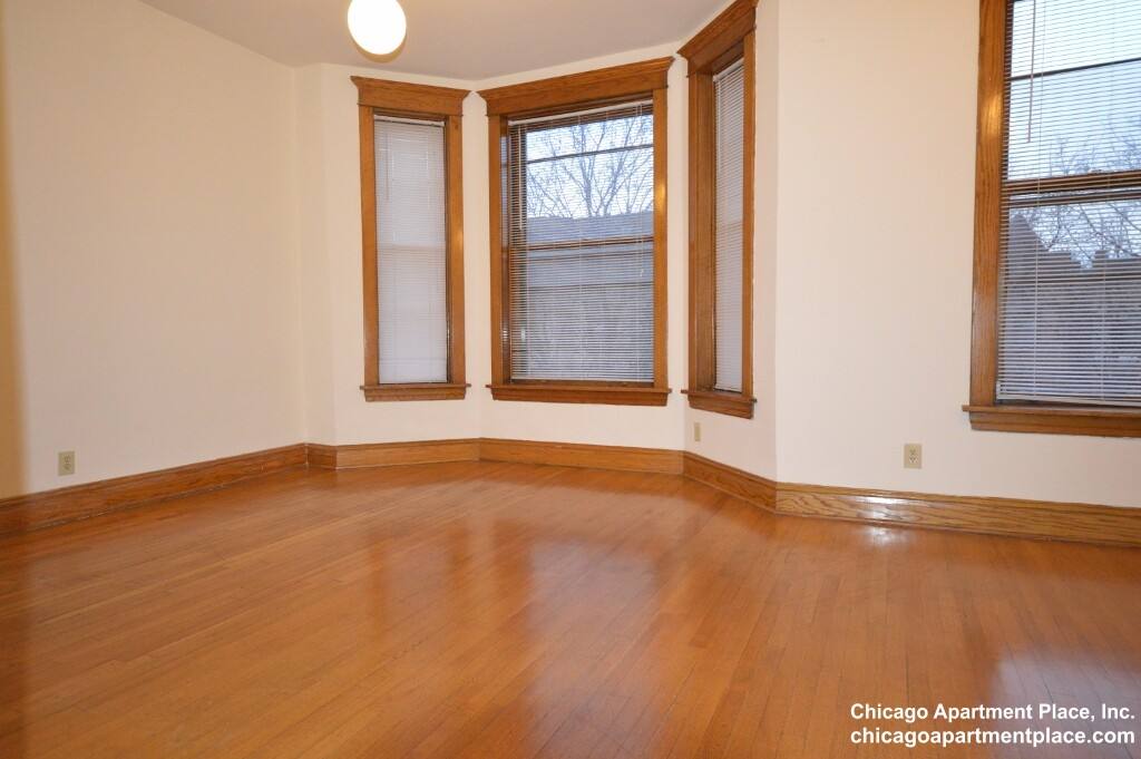 Apartment for rent at 1417 W Belle Plaine Ave #2, Chicago, IL 60613