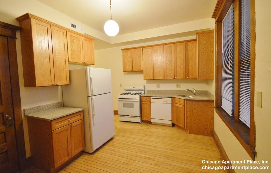 Apartment for rent at 1417 W Belle Plaine Ave #2, Chicago, IL 60613