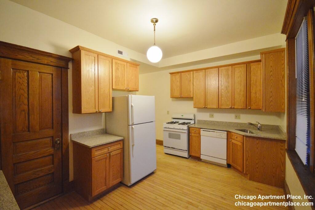 Apartment for rent at 1417 W Belle Plaine Ave #2, Chicago, IL 60613