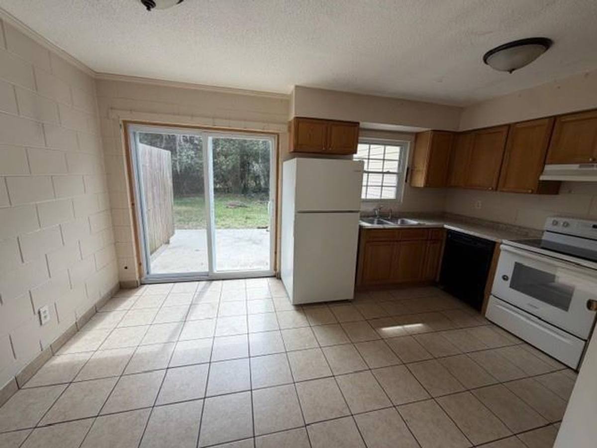 Apartment for rent at 502 Prince St, Brunswick, GA 31520