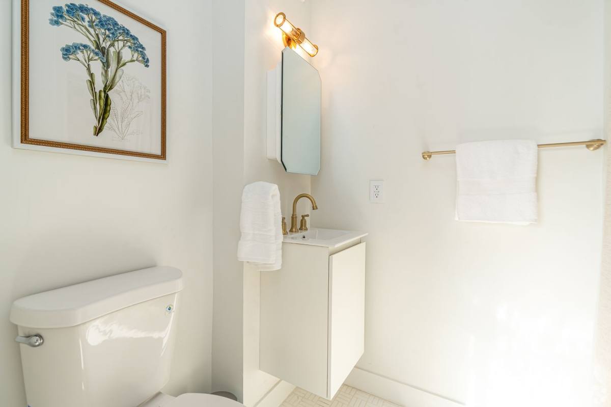 Apartment for rent at 202 E Wilson Ave, Glendale, CA 91206