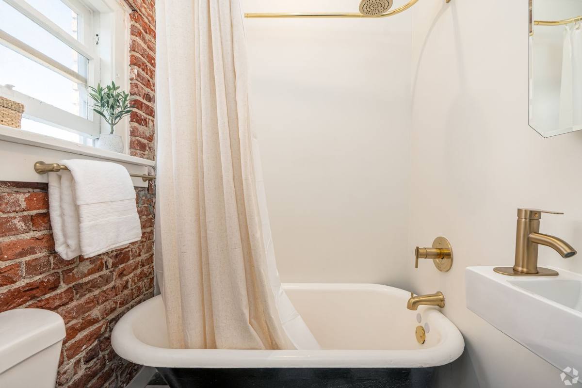 Apartment for rent at 202 E Wilson Ave, Glendale, CA 91206