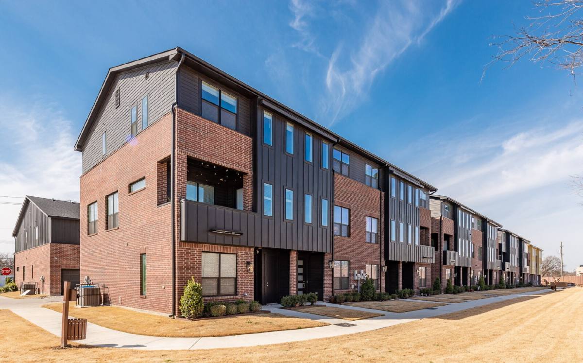 Townhouse for rent at 2828 Addison Park Lane, Fort Worth, TX 76110