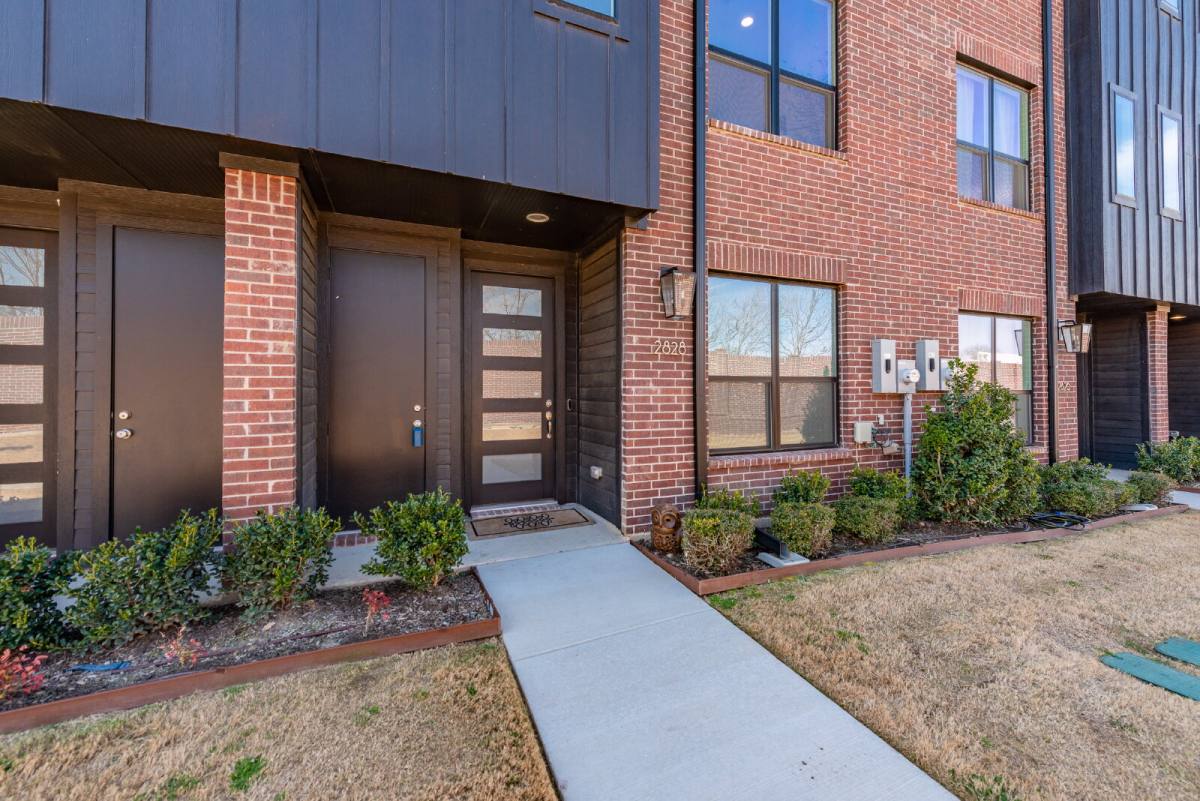 Townhouse for rent at 2828 Addison Park Lane, Fort Worth, TX 76110