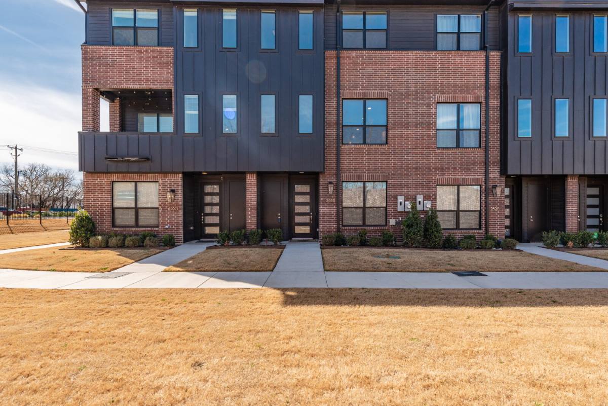 Townhouse for rent at 2828 Addison Park Lane, Fort Worth, TX 76110