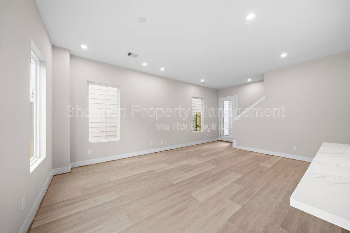 House for rent at 28 Bucan St E, Houston, TX 77076
