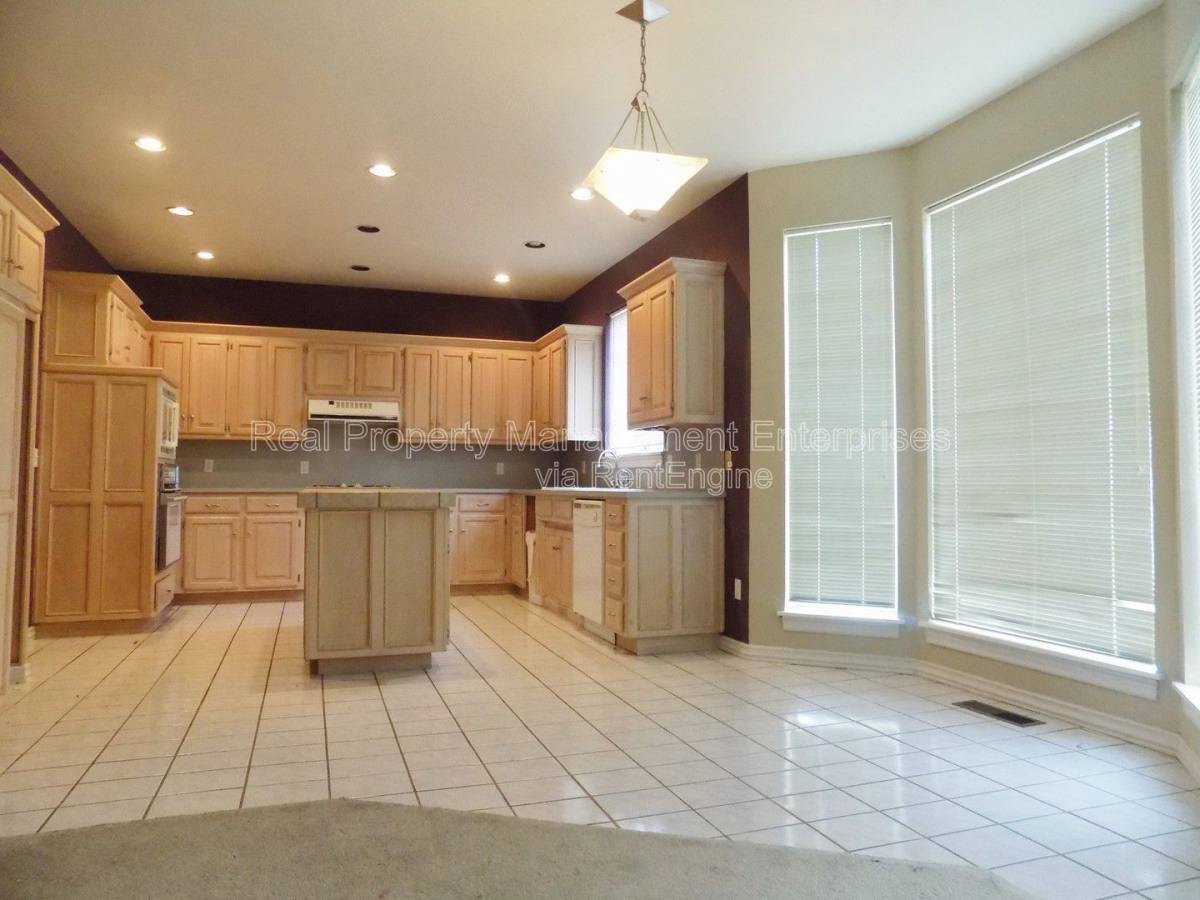 House for rent at 10018 Birkenhead Court, Yukon, OK 73099