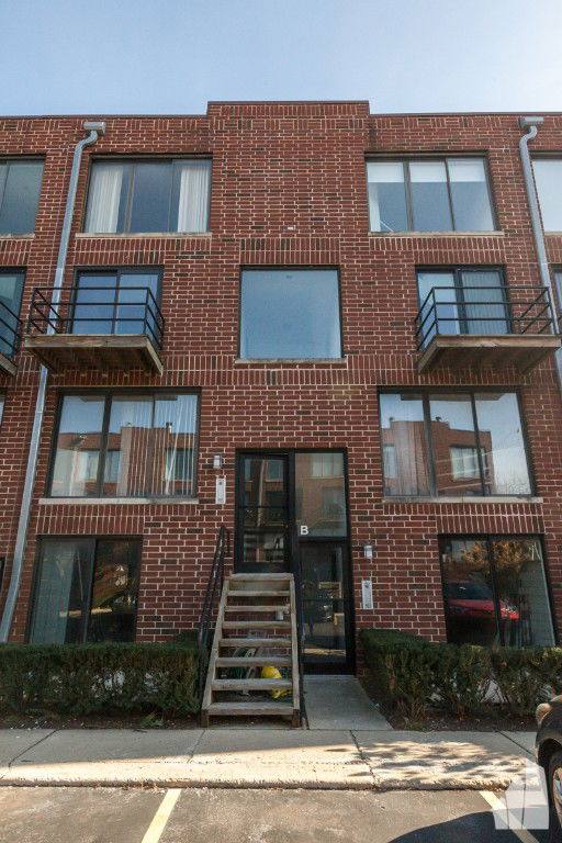 Apartment for rent at 944 W Grace St #B101, Chicago, IL 60613