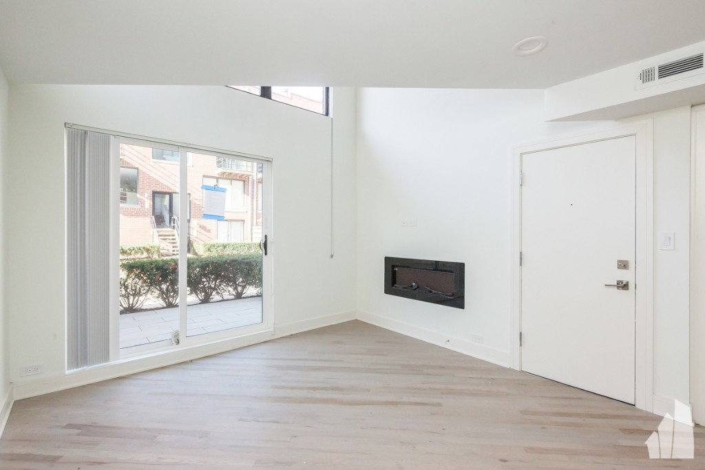 Apartment for rent at 944 W Grace St #B101, Chicago, IL 60613
