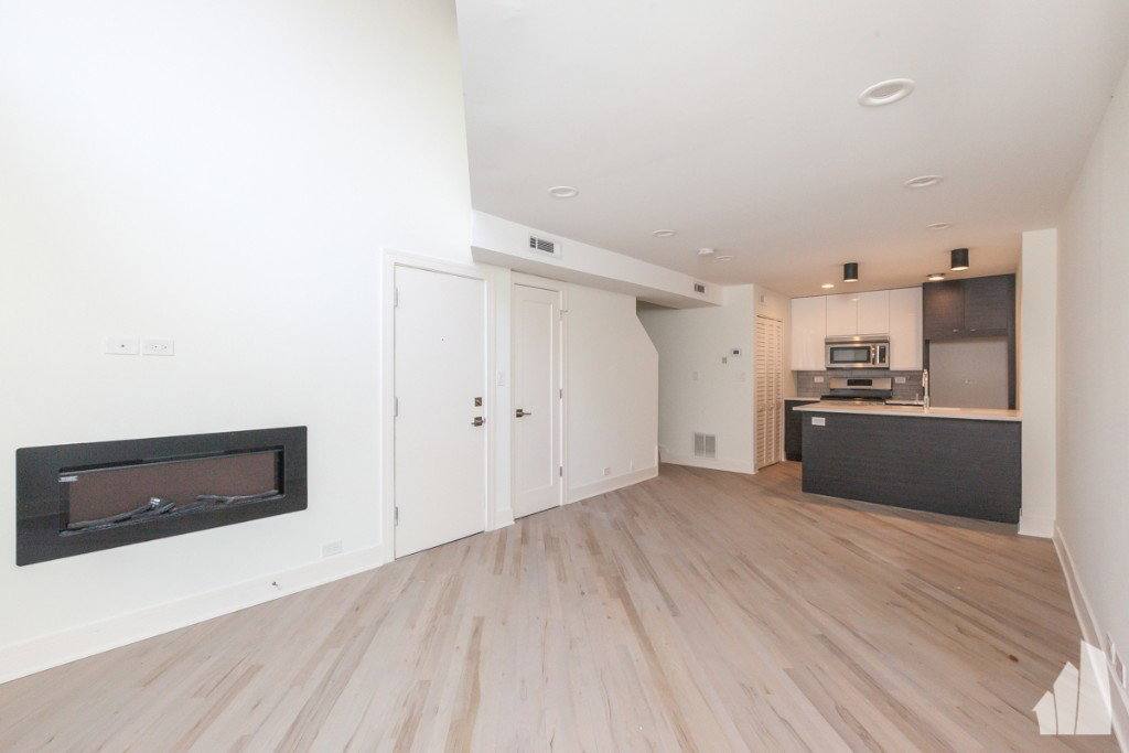 Apartment for rent at 944 W Grace St #B101, Chicago, IL 60613