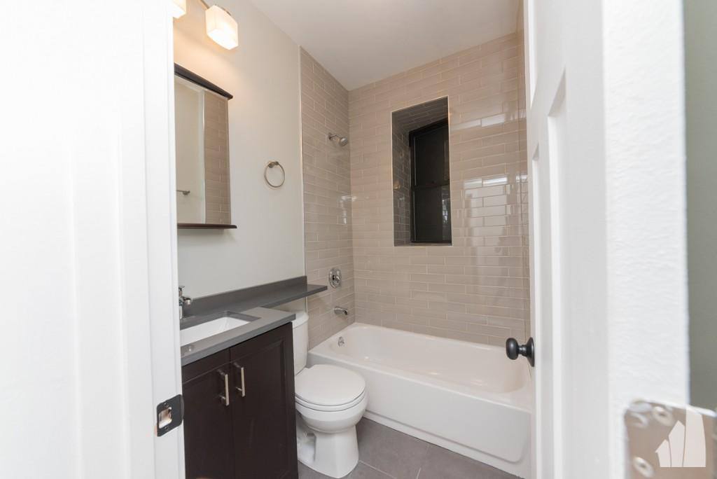Apartment for rent at 639 W Oakdale #1, Chicago, IL 60657