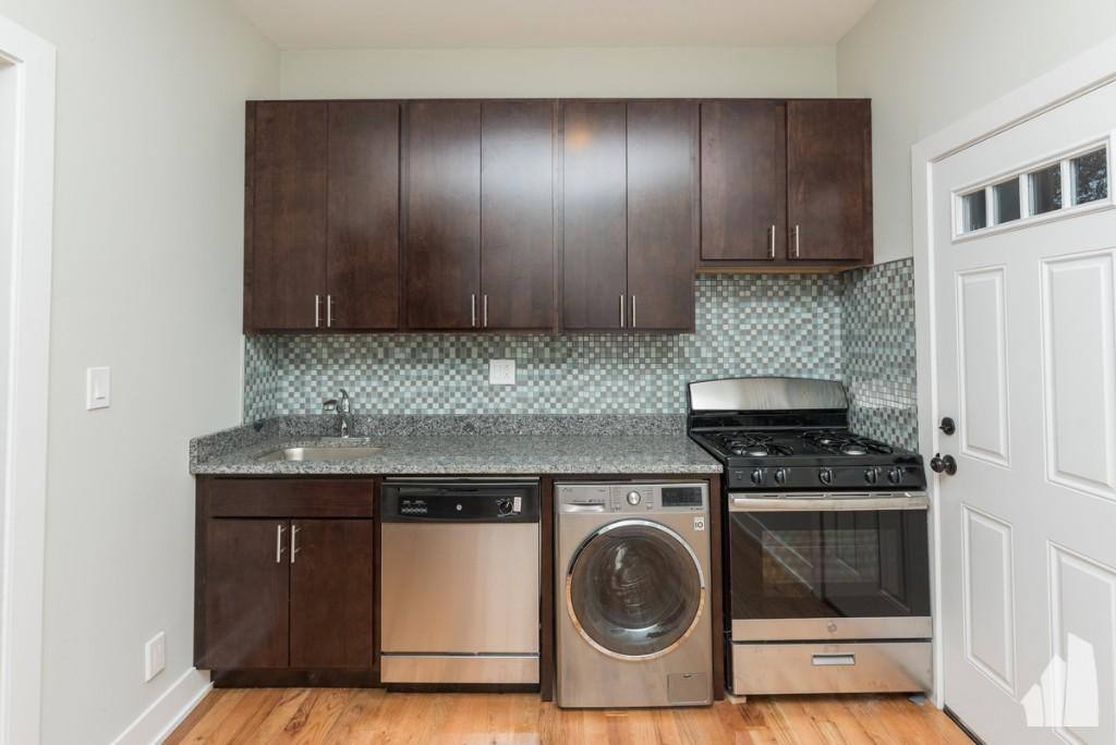 Apartment for rent at 639 W Oakdale #1, Chicago, IL 60657