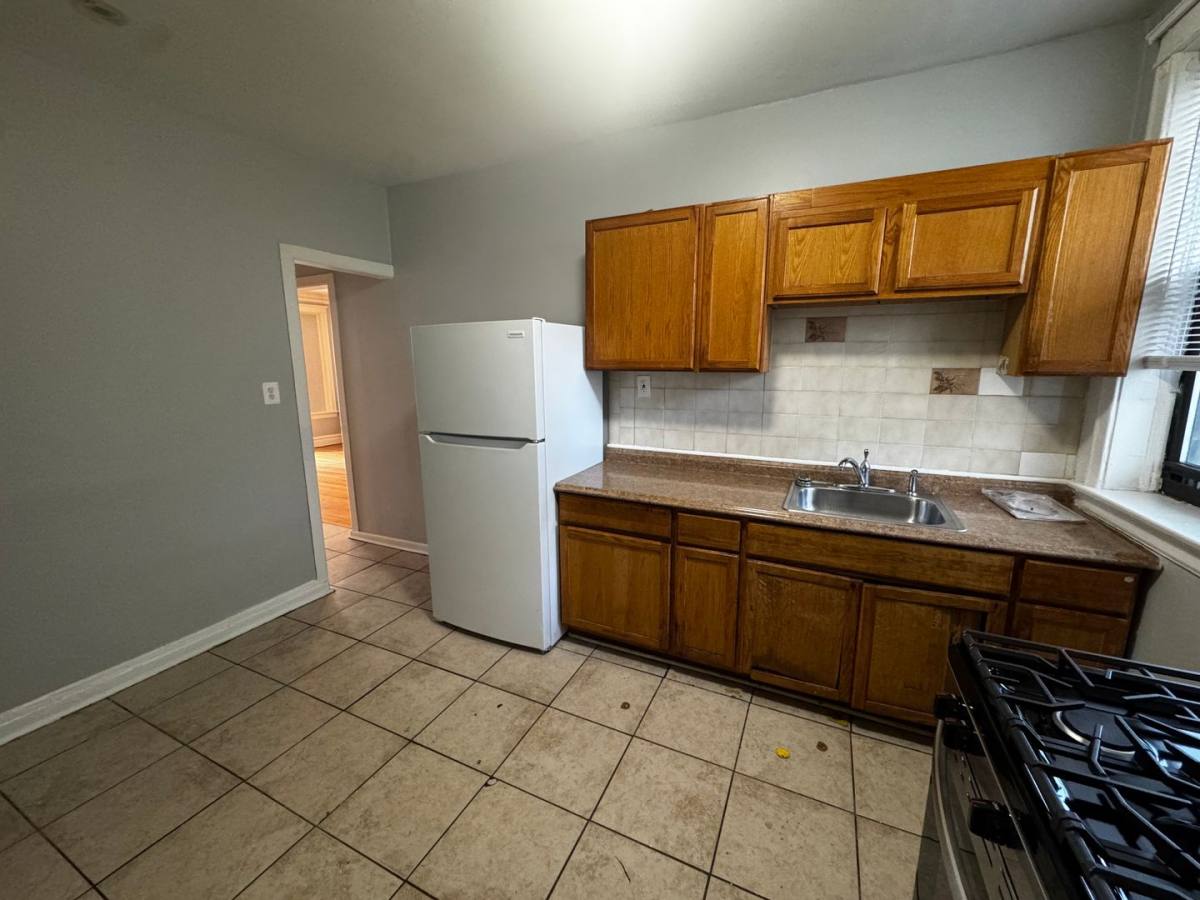 Apartment for rent at 7654-58 S Marquette Ave 2664-66 E, Chicago, IL 60649