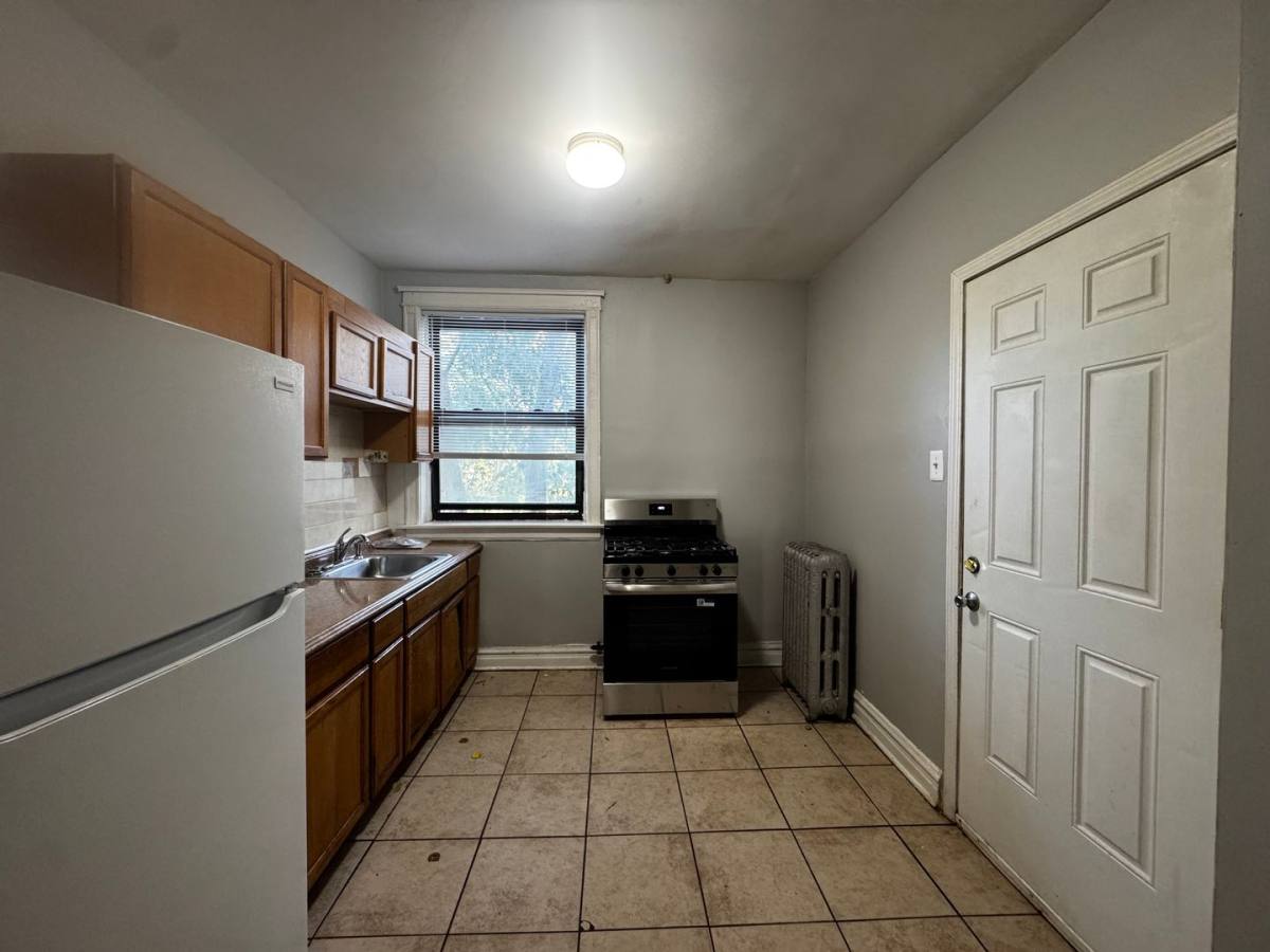 Apartment for rent at 7654-58 S Marquette Ave 2664-66 E, Chicago, IL 60649