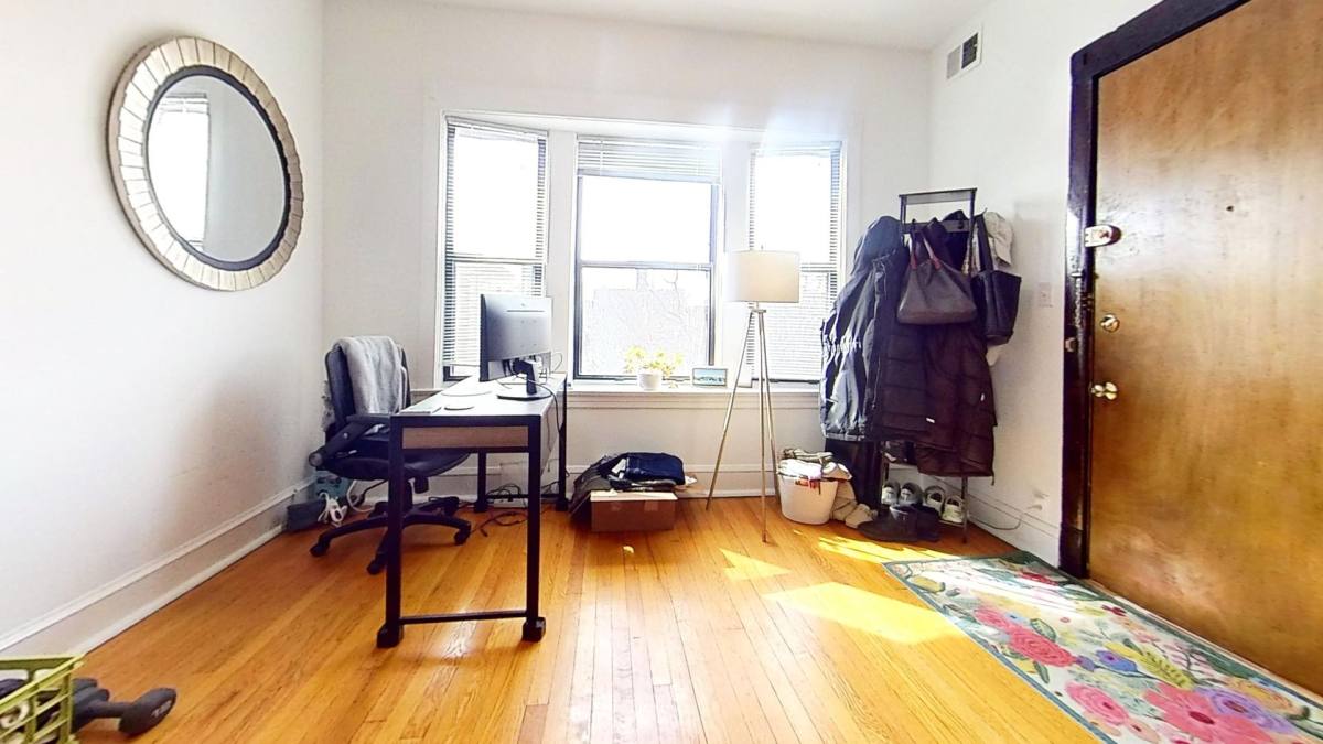 Apartment for rent at 859 W Oakdale Ave, Chicago, IL 60657
