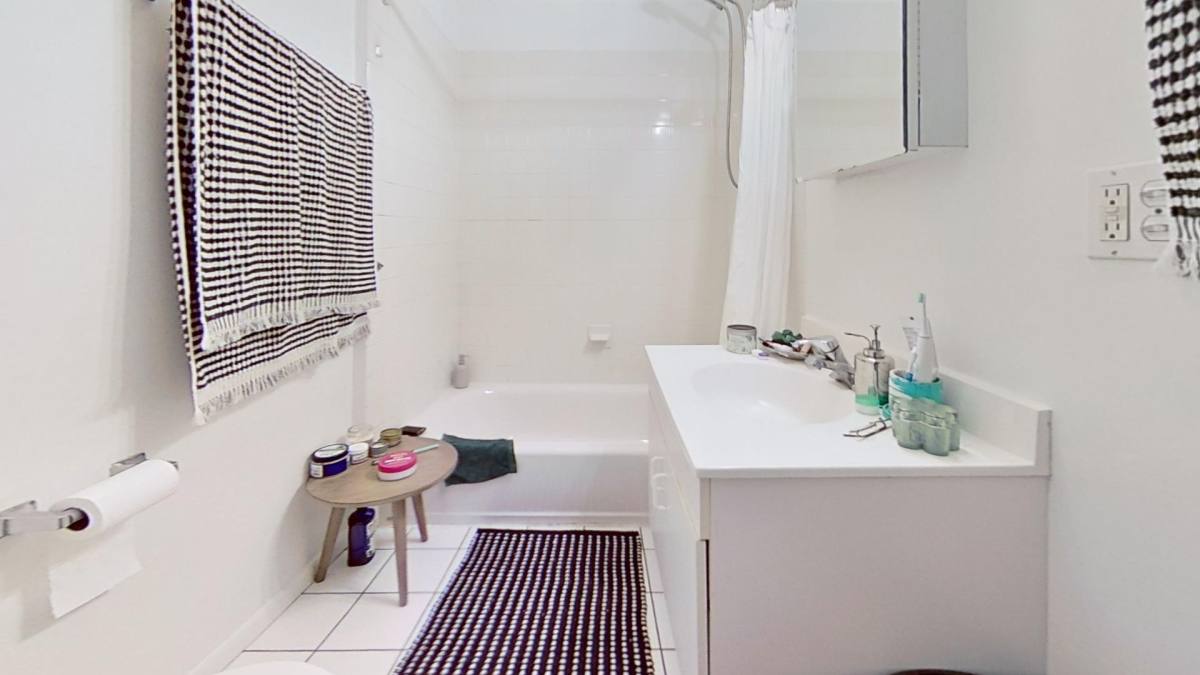 Apartment for rent at 859 W Oakdale Ave, Chicago, IL 60657